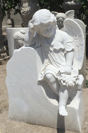 фотография памятника с ангелом
