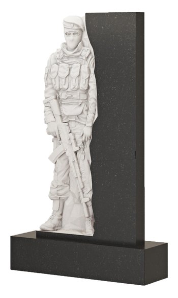 Памятник с бойцом в берете у края стелы AM6338
