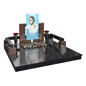 Комплекс из красно-коричневого гранита с портретом на стекле AM3434