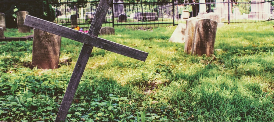 могильный крест после установки памятника