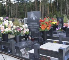 могильные надгробия