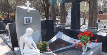 мраморные памятники на могилу